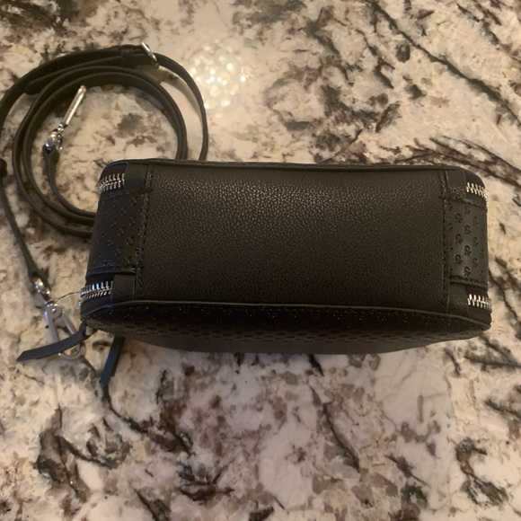 NEW Calvin Klein Crossbody, Removable/Adjustable Strap - Picture 3 of 15